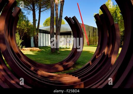 Frankreich, Var, Le Muy, Fondation Bernar Venet, neue Galerie mit Diagonale 74-3░, lackierter 2006 Stahl Stockfoto