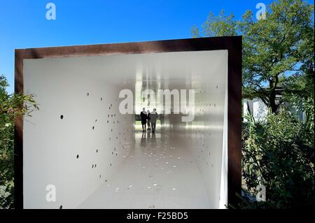 Frankreich, Var, Le Muy, Fondation Bernar Venet, im Inneren der Röhre-Brücke, arbeiten von Bernar Venet oberhalb des Flusses Nartuby Stockfoto