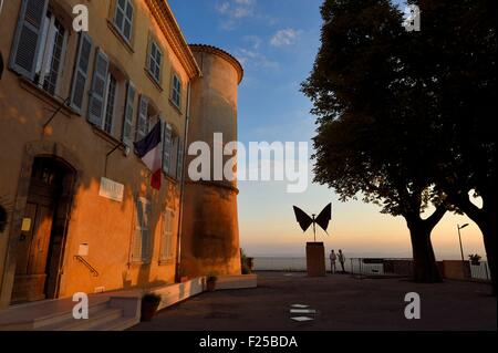 Frankreich, Var, Dracenie, Dorf de Tourtour, Bronze genannt FlambΘ von Bernard Buffet auf dem Vorplatz des Rathauses Stockfoto