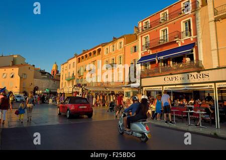 Frankreich, Var, Saint-Tropez, Terrasse des Cafe de Paris befindet sich am Suffren Kai Stockfoto