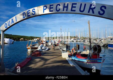 Frankreich, Var, Iles d'Hyeres, Parc National de Port Cros (National Park von Port Cros), Porquerolles island, Fishermans Wharf auf dem Dorf Port Stockfoto