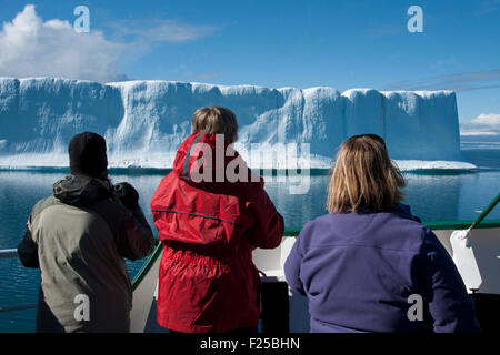Öko-Touristen beobachten einen riesigen Eisberg, in der Nähe von Baffin Island, kanadische Arktis Stockfoto