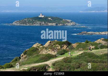 Pointe du Coucoussa, im Hintergrund der Leuchtturm von Grand Rouveau Island und dem Festland, Île des Embiez, Var, Frankreich Stockfoto