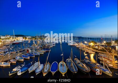 Frankreich, Var, Sanary-Sur-Mer, traditionelle Fischerboote genannt Pointus im Hafen Stockfoto