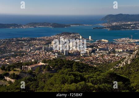 Frankreich, Var, Toulon, Rade (Reede) von Berg Faron, Fort Faron im Vordergrund links, der Halbinsel von Saint Mandrier und Cape Sicie im Hintergrund Stockfoto