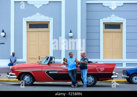 Kuba, Cienfuegos, Provinz, Cuenfuegos, Altstadt Weltkulturerbe der UNESCO, amerikanisches Auto vor der einen neoklassischen geparkt, Gebäude in Parque Jose Marti Stockfoto