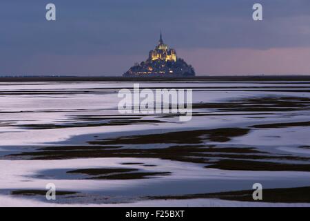 Frankreich, Manche, Mont-Saint-Michel, die als Weltkulturerbe der UNESCO, Mont Saint-Michel aus dem Litoral bei Sonnenuntergang während der Flut des Jahrhunderts aufgeführt Stockfoto