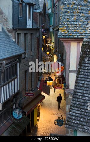 Frankreich, Manche, Mont-Saint-Michel als Weltkulturerbe der UNESCO gelistet, erhöhte Ansicht der Grande rue raus der Stadtmauer Stockfoto