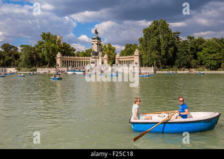 Spanien, Madrid, Retiro Park erstellt im siebzehnten Jahrhundert, den Pool mit Alfonso XII Monument, entworfen von Architekt JosΘ Grases Riera 1922 und eingeweiht Stockfoto