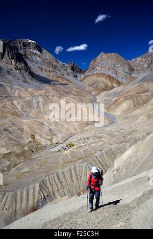 Indien, Jammu und Kashmir, Himalaya, Ladakh, Zanskar, Trekker über Gongma Dorf in der Nähe von Skyumpata (MODEL RELEASE Dawa OK) Stockfoto