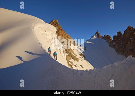 Frankreich, Haute Savoie, Chamonix, Alpinisten auf den klassischen Aiguille du Midi (3848m) Aiguille du Plan (3673m) Weg Stockfoto