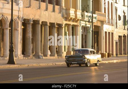 Kuba, Ciudad De La Habana Provinz, La Havanna, amerikanisches Auto am Malecon Stockfoto