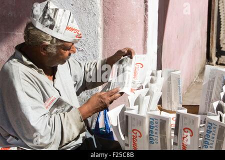 Kuba, Ciudad De La Habana Provinz, La Havanna, La Habana Vieja Bezirk Weltkulturerbe von der UNESCO zum Mann verkauft die täglichen Nawspaper Granma Stockfoto