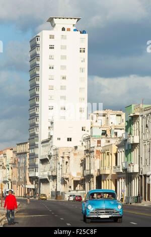 Kuba, Ciudad De La Habana Provinz, La Havanna, amerikanisches Auto am Malecon Stockfoto