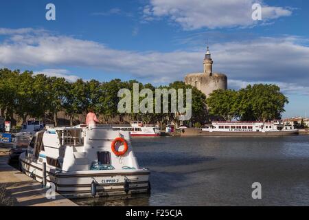 Frankreich, Gard, Aigues Mortes, Constance Turm Lastkähne und Kreuzfahrtschiffe Stockfoto