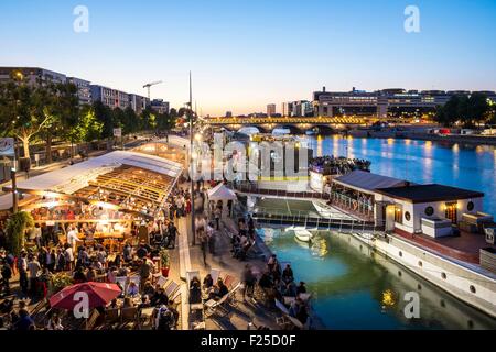 Frankreich, Paris, Quai Franτois Mauriac, im Sommer Strandrestaurants ließ sich entlang der Seine, im Vordergrund Vagalame restaurant Stockfoto