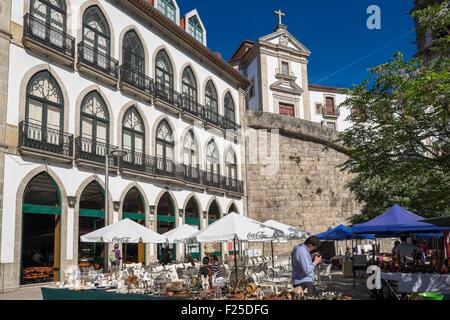 Portugal, Nordregion, Amarante, malerisches Städtchen entlang der Tamega, Café-Terrassen am Fuße der Kirche aus dem 18. Jahrhundert Sao Domingo Stockfoto