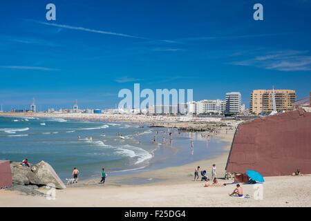 Portugal, Nordregion, Matosinhos, der Stadtstrand und Leixoes Hafen im Hintergrund Stockfoto