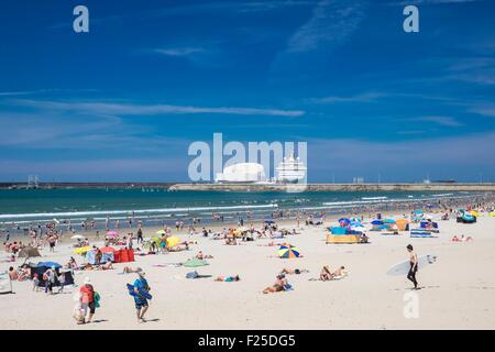 Portugal, Nordregion, Matosinhos, der Stadtstrand und Leixoes Hafen im Hintergrund Stockfoto