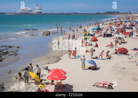 Portugal, Nordregion, Matosinhos, der Stadtstrand und Leixoes Hafen im Hintergrund Stockfoto