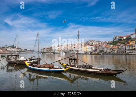 Portugal, Nordregion, Vila Nova De Gaia, Rabelos Boote, typische Boot, das einst zum transport der Fässer Portwein, die Altstadt diente von Porto aufgeführt als Weltkulturerbe der UNESCO, im Hintergrund Stockfoto