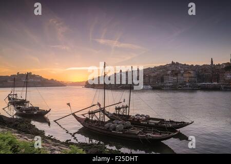 Portugal, Nordregion, Vila Nova De Gaia, Rabelos Boote, typische Boot, das einst zum transport der Fässer Portwein, die Altstadt diente von Porto aufgeführt als Weltkulturerbe der UNESCO, im Hintergrund Stockfoto