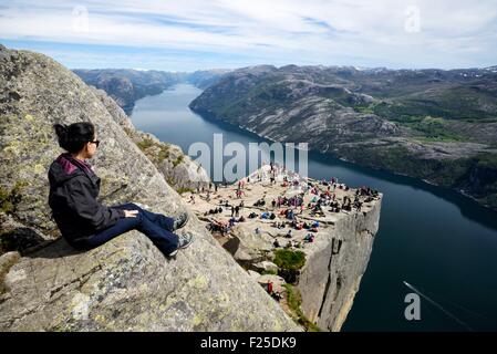 Norwegen, Rogaland, Lysefjord, Preikestolen (Preikestolen) 600m über dem Fjord (Herr Dawa "OK") Stockfoto