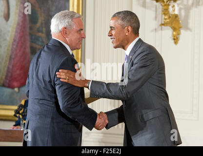 Washington DC, USA. 10. Sep, 2015. US-Präsident Barack Obama präsentiert die National Medal of Art an der Universität musikalische Gesellschaft von Ann Arbor, Michigan, Gesellschaft Präsident Kenneth Fischer während einer Zeremonie im East Room des weißen Hauses in Washington, DC am Donnerstag, 10. September 2015 erhalten. Bildnachweis: Ron Sachs/CNP (Einschränkung: NO New York oder New Jersey Zeitungen oder Zeitschriften in einem Umkreis von 75 Meilen von New York City) - NO WIRE SERVICE - Credit: Dpa picture-Alliance/Alamy Live News Stockfoto