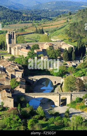 Frankreich, etikettiert, Aude, Lagrasse, Les Plus Beaux Dörfer de France (schönste Dörfer Frankreichs), das Dorf mit dem Fluss Orbieu und Sainte Marie Abtei Lagrasse Stockfoto