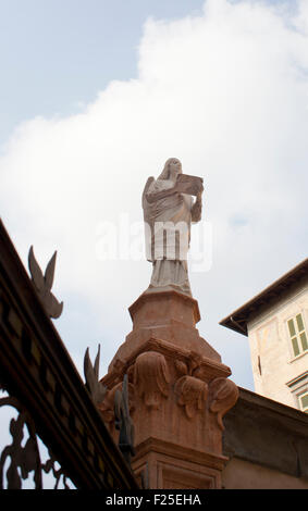 Marienstatue, Baptisterium in Bergamo Alta - Italien Stockfoto