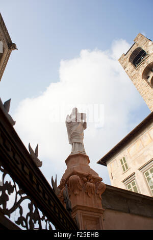 Marienstatue, Baptisterium in Bergamo Alta - Italien Stockfoto