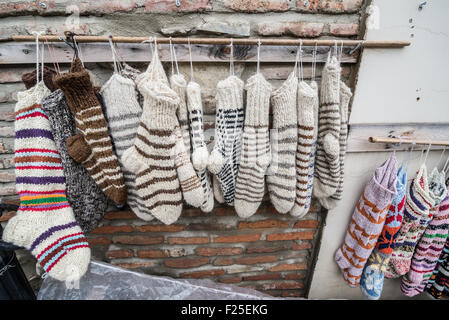 Wollsocken für den Verkauf auf Souvenir stehen im Sighnaghi, Kachetien Region Georgiens Stockfoto