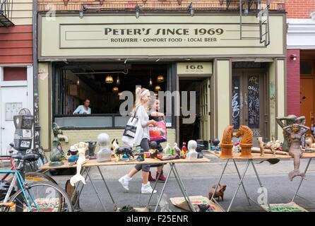 Vereinigte Staaten, New York, Brooklyn, Williamsburg, Nachbarschaft, Bedford Avenue, Bürgersteig-Verkauf von Antiquitäten vor dem Restaurant Peter Stockfoto