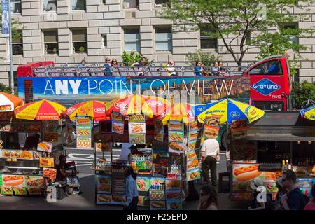 Vereinigte Staaten, New York, 5th Avenue, Bus Rundfahrt vorbei an der MET Stockfoto