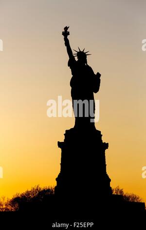 Vereinigte Staaten, New York, die New Yorker Freiheitsstatue bei Sonnenuntergang Stockfoto