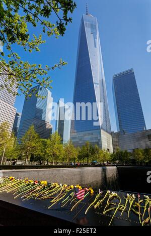 Vereinigte Staaten, New York, Financial District, September 11 Memorial mit seinen zwei Becken, One World Trade Center und Freiheit Turm Stockfoto