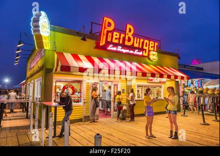 USA, California, Los Angeles, Santa Monica, Santa Monica Pier, Pier-Burger-restaurant Stockfoto