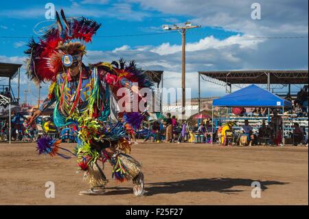 USA, Arizona, Window Rock, Festival Navajo Nation Fair, Navajos Tänzer zeremonielle Kleidung (Insignien) während ein Pow-Wow Stockfoto