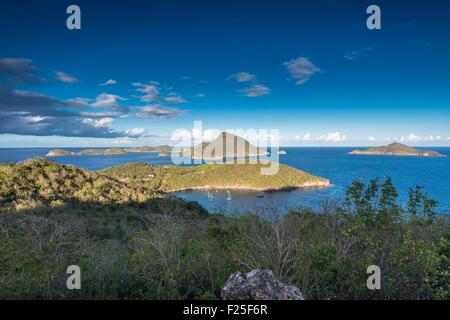 Frankreich, Guadeloupe (Französische Antillen), Les Saintes Archipel, Terre de Bas, Panoramablick über Terre de Haut und Grande Baie im Vordergrund Stockfoto