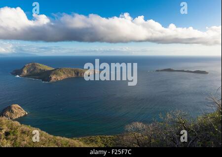 Frankreich, Guadeloupe (Französische Antillen), Les Saintes Archipel, Terre de Haut, Panorama von Chameau, höchste Punkt der Insel, über Grand Ilet, kleine bewohnte Insel (307 m) Stockfoto