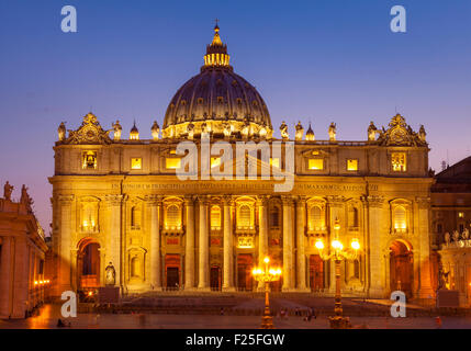 Italien ROM VATIKANSTADT Petersplatz und St. Peters Basilica Vatikanstadt ay Nacht Roma Rom Latium Italien EU Europa Stockfoto