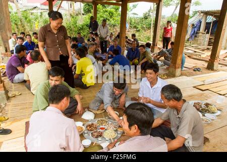 Vietnam, Yen Bai Provinz, Nghia Lo Stadtbummel, Mittagessen in einem Dorf Stockfoto