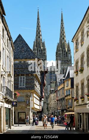 Frankreich, Finistere, Quimper, Kereon Street und Kathedrale Saint Corentin Stockfoto