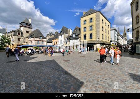 Frankreich, Finistere, Quimper, Terre au Duc Platz, mittelalterlichen Häusern und Saint Corentin Kathedrale in den Rücken Stockfoto