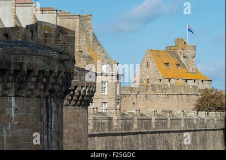 Frankreich, Ille et Vilaine, St. Malo, Spaziergang auf der Stadtmauer in der Nähe von das große Tor Stockfoto