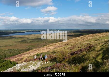 Frankreich, Finistere, St. Rivoal, Wandern auf den Mont Saint-Michel Brasparts und Blick auf die Monts d'Arree in Armorica regionaler Naturpark Stockfoto