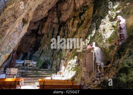 Frankreich, Pyrenäen Orientales, Einsiedelei von Saint Antoine de Galamus, Kapelle befindet sich in die natürliche Höhle Stockfoto