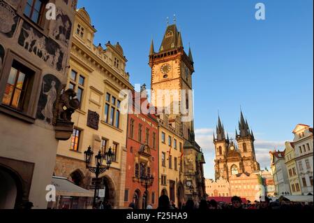 Tschechien, Prag, historischen Zentrum aufgeführt als Weltkulturerbe der UNESCO, die Altstadt (Stare Mesto), kleinen Platz (Staromestske Namesti), Rathaus und der Frauenkirche vor Tyn Stockfoto