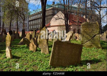 Tschechien, Prag, Altstadt als Weltkulturerbe der UNESCO, jüdische Viertel Josefov, jüdischer Friedhof und die Pinkas-Synagoge im Hintergrund aufgeführt Stockfoto