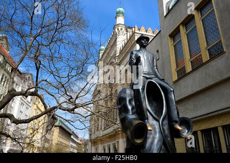 Tschechien, Prag, Altstadt Weltkulturerbe von UNESCO, jüdische Viertel Josefov, Statue von Kafka von Jaroslav Rona vor der spanischen Synagoge Stockfoto